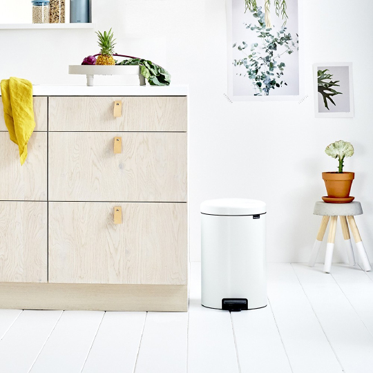 Brabantia NewIcon Мусорное ведро с педалью, нержавеющая сталь на 20л, цвет: белый 114243