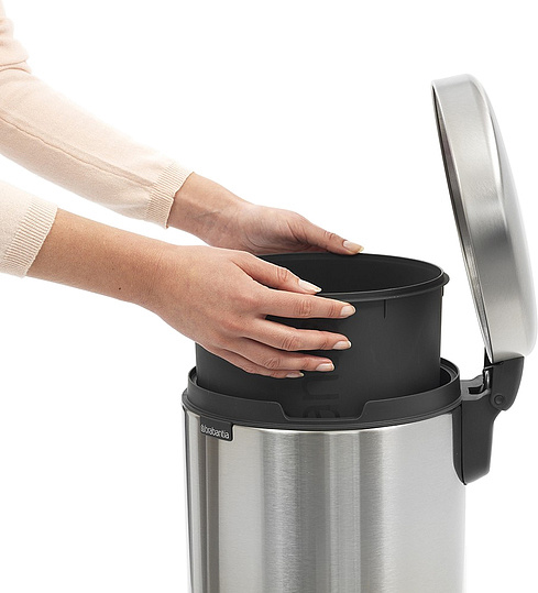 Brabantia NewIcon Мусорное ведро с педалью, нержавеющая сталь на 30л, цвет: стальной матовый 111822
