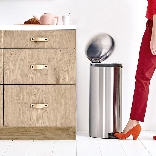 Brabantia NewIcon Мусорное ведро с педалью, нержавеющая сталь на 30л, цвет: стальной матовый 111822