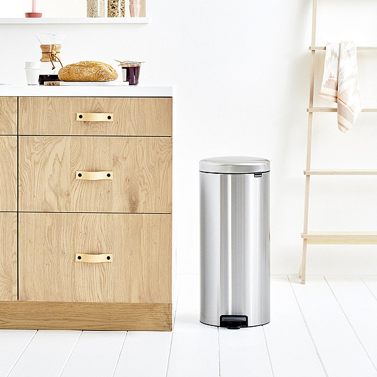 Brabantia NewIcon Мусорное ведро с педалью, нержавеющая сталь на 30л, цвет: стальной матовый 111822