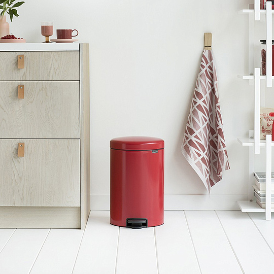Brabantia NewIcon Мусорное ведро с педалью, нержавеющая сталь на 20л, цвет: пламенно-красный 111860