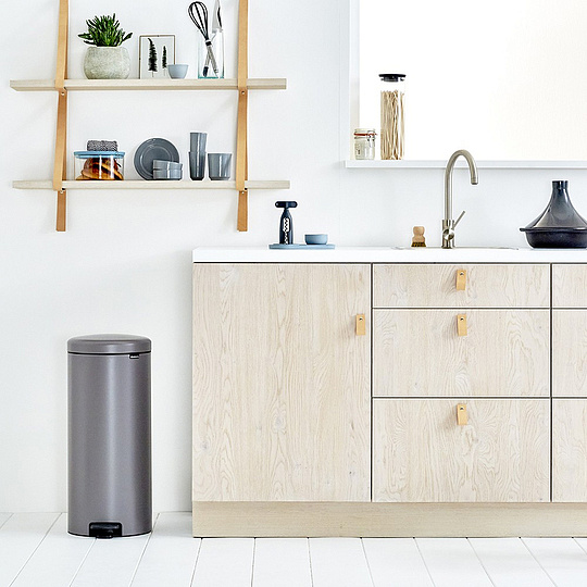 Brabantia NewIcon Мусорное ведро с педалью, нержавеющая сталь на 30л, цвет: платиновый 114441