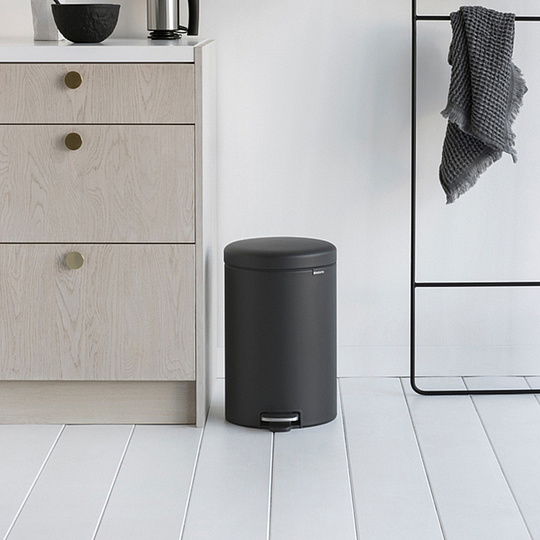 Brabantia NewIcon Мусорное ведро с педалью, нержавеющая сталь на 20л, цвет: минерально-графитовый 114182
