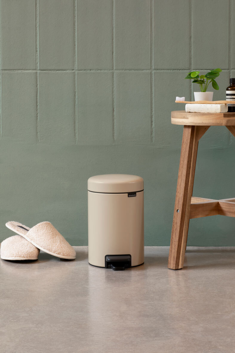 Brabantia NewIcon Мусорное ведро с педалью, нержавеющая сталь на 5л, цвет: бежевый 149900