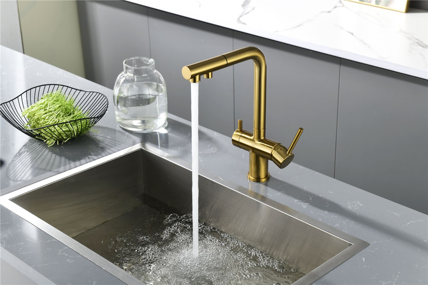 Paulmark Serpentine Смеситель для кухни с выдвижным изливом и подключ. фильтра, цвет: браш. золото Se213222-BG