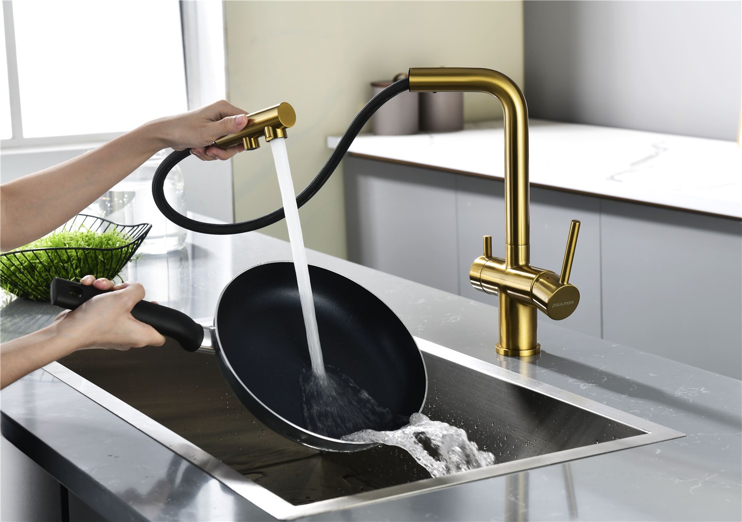 Paulmark Serpentine Смеситель для кухни с выдвижным изливом и подключ. фильтра, цвет: браш. золото Se213222-BG